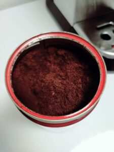 コーヒー豆の色味もダークがかったブラウンです。